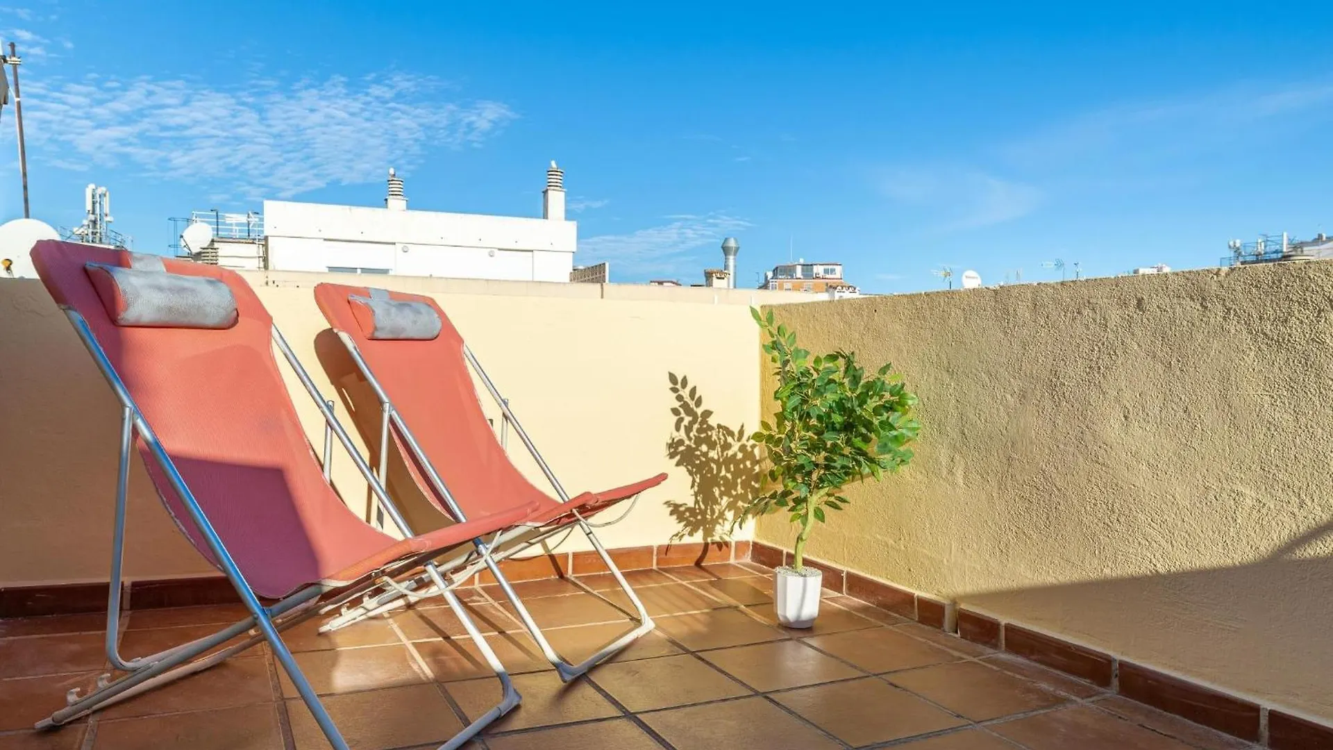 H2M Lazcano With Sunny Terrace In Old Town Málaga 0*,
